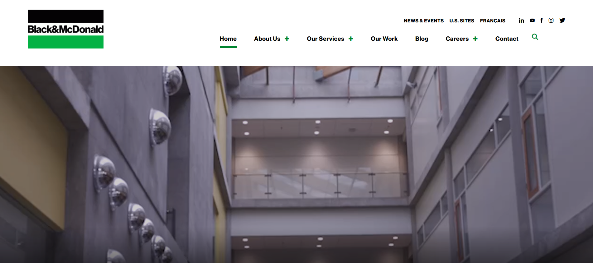 La page d'accueil remédiée de Black & McDonald, navigation complète sur une photographie d'atrium